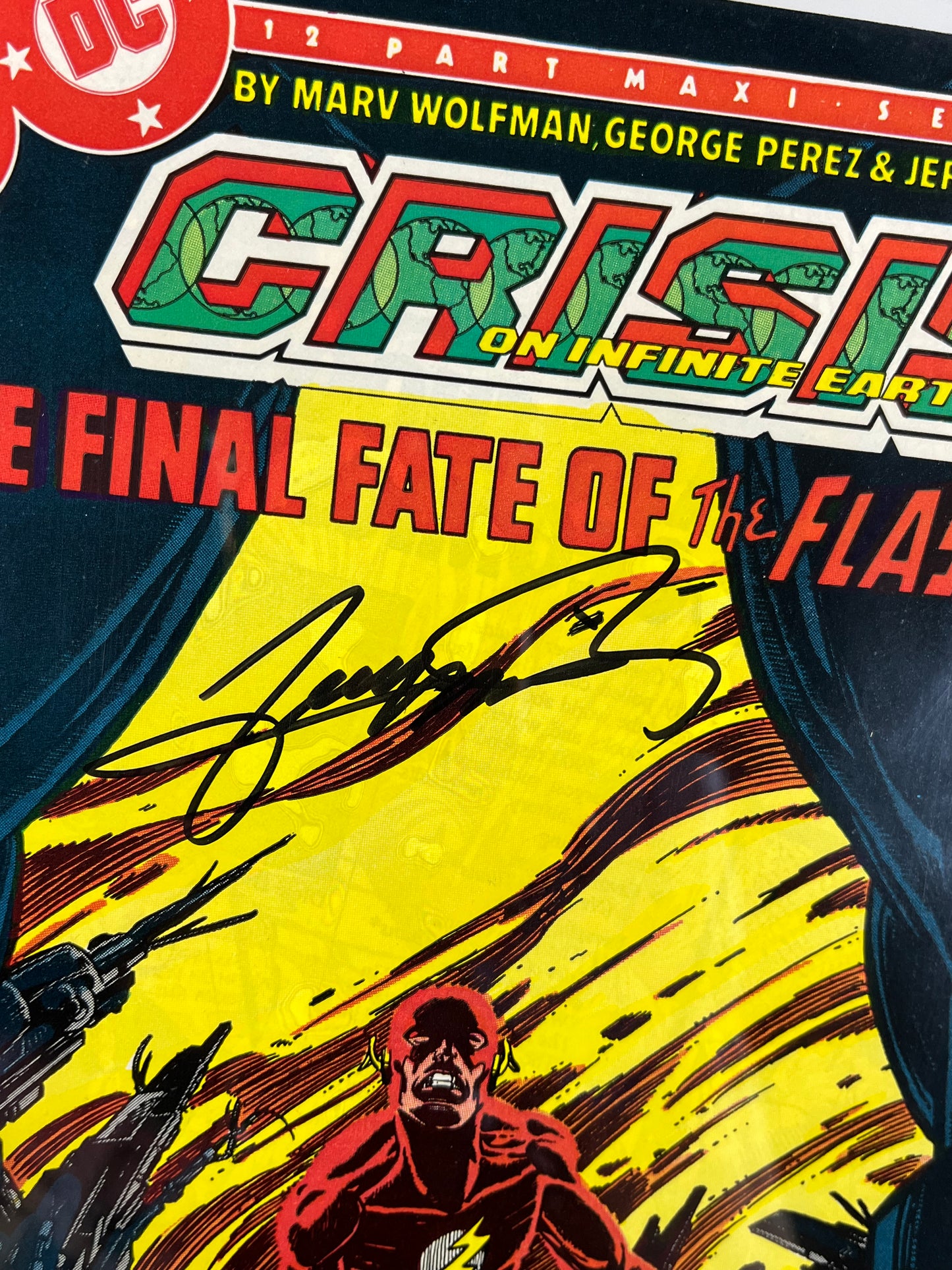 CRISIS ON INFINITE EARTHS #8 CGC SS 9.2 - DEATH OF FLASH - SIGNED BY GEORGE PEREZ - DC COMICS